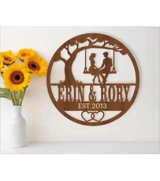 Letrero con nombre de pareja en columpio