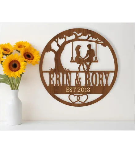 Letrero con nombre de pareja en columpio