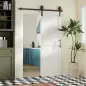 Puerta Corredera de Granero con Herrajes Manija Rodillo y Guía de Suelo Mejorados para Baño Salón 71,5x213,4 cm Blanco Puerta Corredera de Granero con Herrajes Manija Rodillo y Guía de Suelo Mejorados para Baño Salón 71,5x213,4 cm Blanco