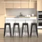 Conjunto de 4 Taburetes de Bar Estilo Industrial Apilables y con Reposapiés Aptos para Interiores y Exteriores 43x43x76 cm Carga