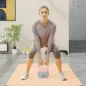 Pesa Rusa 12 kg Kettlebell Relleno de Arena Metálica Mango Antideslizante para Entreno en Casa 21x21x30 cm Rosa y Gris