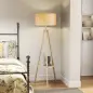 Lámpara de Pie Tipo Trípode con Estructura de Madera Natural y Pantalla de Tela Gris con Estante Integrado 48x48x153 cm