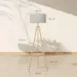 Lámpara de Pie Tipo Trípode con Estructura de Madera Natural y Pantalla de Tela Gris con Estante Integrado 48x48x153 cm