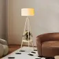 Lámpara de Pie Tipo Trípode con Estructura de Madera Natural y Pantalla de Tela Gris con Estante Integrado 48x48x153 cm