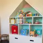 Estantería de Madera Infantil Forma de Casa Librería para Niños con 8 Compartimentos Abiertos y Cajón de 2 Colores 82x30x126 cm