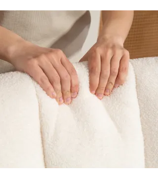 Silla Mecedora con Reposapiés Tapizado en Bouclé Cojín Acolchado y Reposabrazos y Patas de Madera Carga 120 kg Blanco