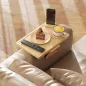Bandeja de Brazo para Sofá de Bambú Plegable y Flexible con Portavasos Extraíble y Soporte Giratorio para Teléfono