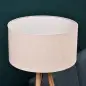 Lámpara de Pie Tipo Trípode con Estructura de Madera Natural y Pantalla de Tela Beige con Estante Integrado 50x50x154 cm