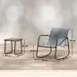 Conjunto de Jardín de 3 Piezas con 2 Sillas Mecedoras Mesa con Encimera de Vidrio y Estructura de Acero para Patio Gris Conjunto de Jardín de 3 Piezas con 2 Sillas Mecedoras Mesa con Encimera de Vidrio y Estructura de Acero para Patio Gris