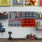 Estantería de Pared para Herramientas de 44 Piezas 95x54 cm con 28 Cajas Apilables y Diferentes Ganchos Gris y Rojo