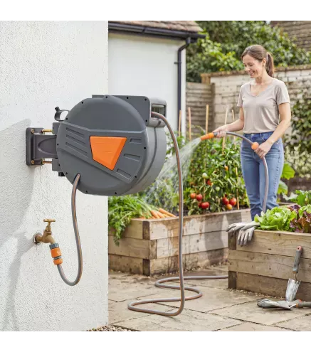 Carrete de Manguera Retráctil 20+1,6 m con Boquilla de 2 Modos Bloqueo Automático Retracción Controlada Soporte Naranja