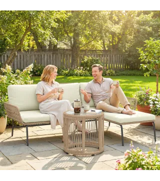 Conjunto de Muebles de Jardín Exterior de Ratán con Sofá de 2 Plazas Chaise Longue Cojines y Mesa Auxiliar Crema
