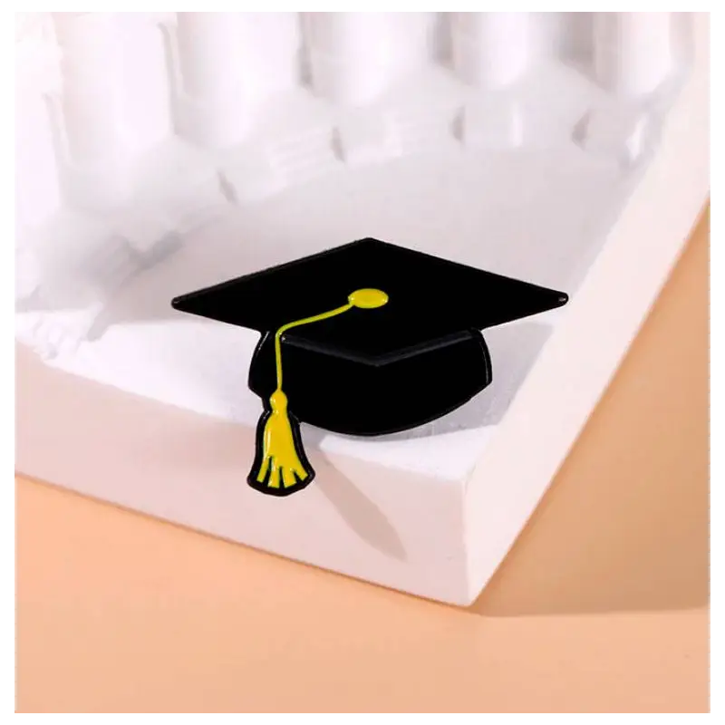 PIN GRADUACIÓN BIRRETE AMARILLO - Regalos Graduaciones