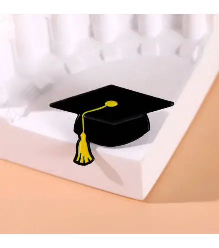 PIN GRADUACIÓN BIRRETE AMARILLO - Regalos Graduaciones