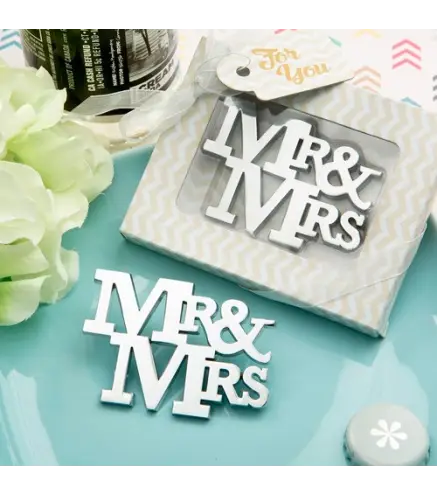 LOTE 33 ABREBOTELLAS MR & MRS  EN CAJA REGALO