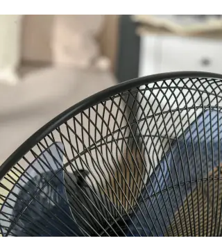 Ventilador Silencioso con Nebulización 90W, Ventilador de Pie de 120cm con 3 Velocidades, Oscilación de 70°, Cabezal Ajustable,