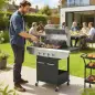 Barbacoa de Gas con 4 Quemadores 12,8 kW Termómetro Parrillas de Hierro Fundido Mesas Laterales Armario y Ruedas Negro