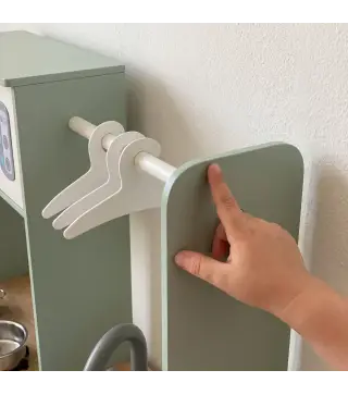 Cocina de Juguete de Madera con Lavandería Máquina de Hielo Cajón de Tela Perchas Accesorios de Acero Inoxidable Verde
