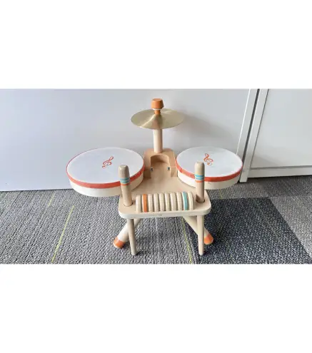 Tambor Infantil de Madera Instrumentos Musicales Montessori con Platillo Raspador y 2 Baquetas para 18 Meses a 6 Años