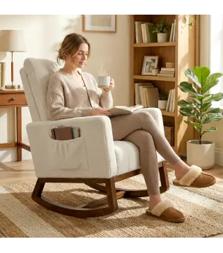 Silla Mecedora con Cojín Lumbar Tapizada en Franela de Nieve Respaldo Alto Base de Madera Bolsillos Laterales Crema