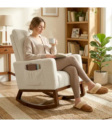 Silla Mecedora con Cojín Lumbar Tapizada en Franela de Nieve Respaldo Alto Base de Madera Bolsillos Laterales Crema