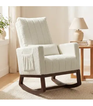 Silla Mecedora con Cojín Lumbar Tapizada en Franela de Nieve Respaldo Alto Base de Madera Bolsillos Laterales Crema