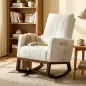 Silla Mecedora con Cojín Lumbar Tapizada en Franela de Nieve Respaldo Alto Base de Madera Bolsillos Laterales Crema Silla Mecedora con Cojín Lumbar Tapizada en Franela de Nieve Respaldo Alto Base de Madera Bolsillos Laterales Crema