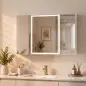 Armario de Baño con Espejo de LED Toma de Corriente 3 Puertas Antivaho Estantes Ajustables de Vidrio Templado Blanco Armario de Baño con Espejo de LED Toma de Corriente 3 Puertas Antivaho Estantes Ajustables de Vidrio Templado Blanco