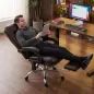 Silla de Oficina con 6 Puntos de Masaje Calor Lumbar Reposapiés Altura Ajustable Control Remoto y Tejido de PU Marrón Silla de Oficina con 6 Puntos de Masaje Calor Lumbar Reposapiés Altura Ajustable Control Remoto y Tejido de PU Marrón