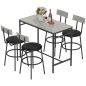 Juego de Mesa Alta de Bar y 4 Taburetes Asientos Tapizados en PU con Respaldo y Reposapiés Gris Claro Juego de Mesa Alta de Bar y 4 Taburetes Asientos Tapizados en PU con Respaldo y Reposapiés Gris Claro
